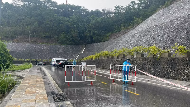 Lực lượng chức năng của thành phố đặt rào chắn cấm đường khu vực dẫn lên cầu Bãi Cháy.