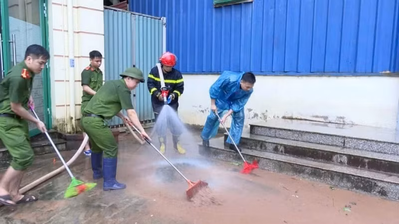 Công an, Quân đội luôn là lực lượng nòng cốt giúp đỡ, hỗ trợ nhân dân khắc phục những thiệt hại do thiên tai gây ra.