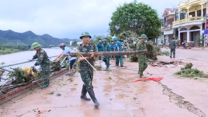 Cán bộ, chiến sĩ Ban chỉ huy quân sự huyện Ba Chẽ giúp người dân Ba Chẽ khắc phục hậu quả do mưa lũ.