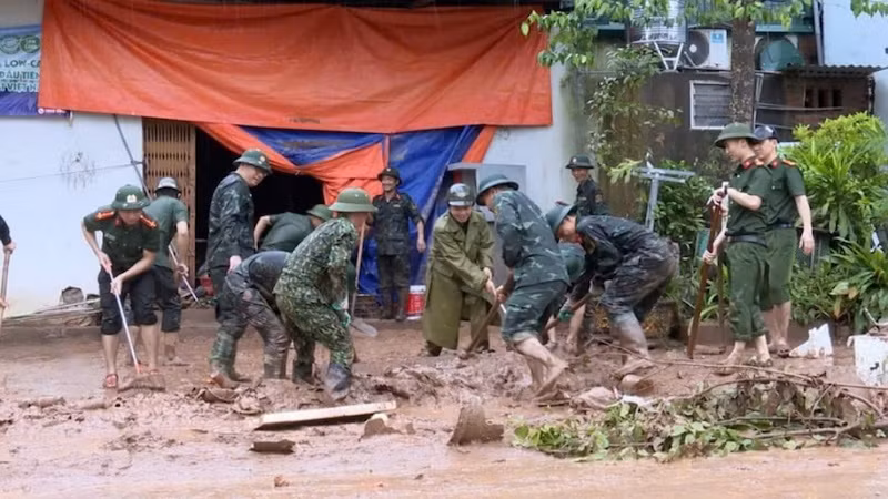 Lực lượng Công an, Quân đội giúp người dân Ba Chẽ khắc phục hậu quả sau mưa lũ.