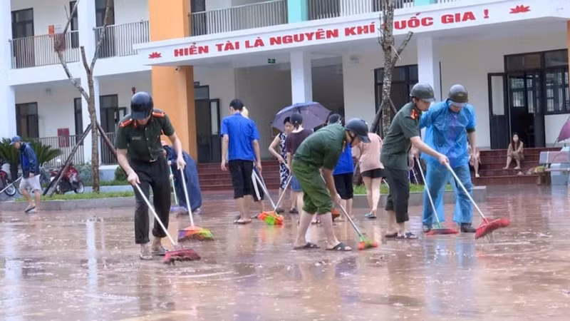 Các lực lượng đoàn viên thanh niên, công an xã cũng tích cực giúp dọn vệ sinh môi trường tại các trường học trên địa bàn huyện.