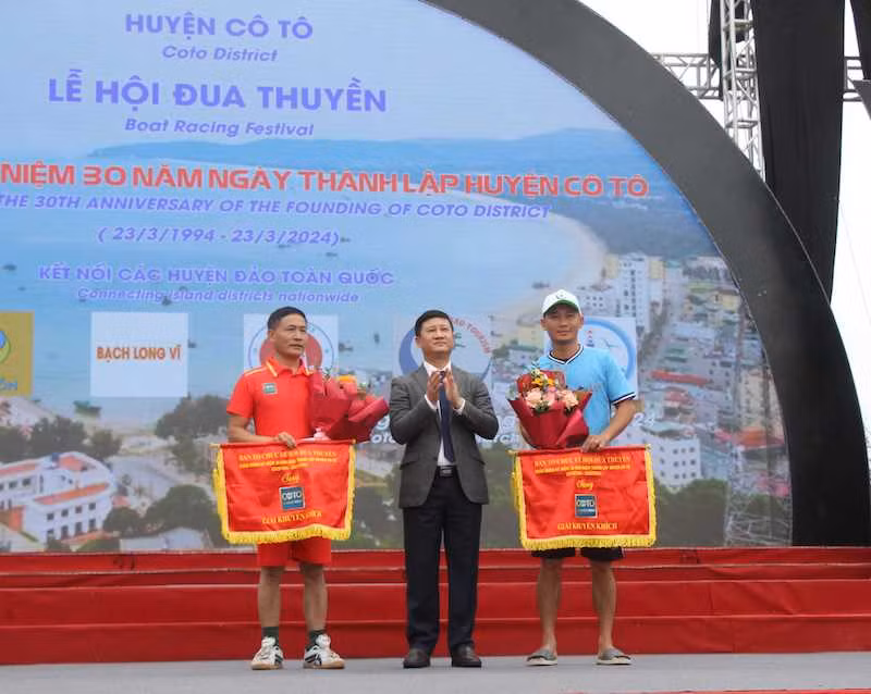 Huyện Cô Tô và huyện Côn Đảo nhận cờ lưu niệm của Ban tổ chức.