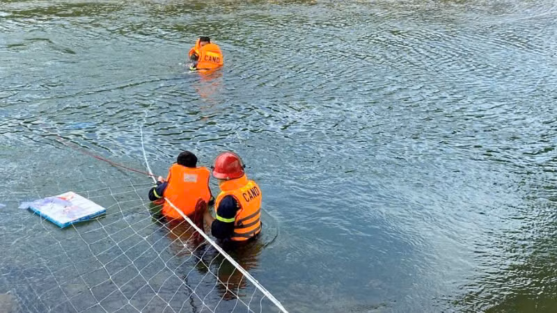 Lực lượng Công an sử dụng lưới quét dưới tầng đáy để tìm kiếm nạn nhân bị đuối nước tại huyện Hải Hà.