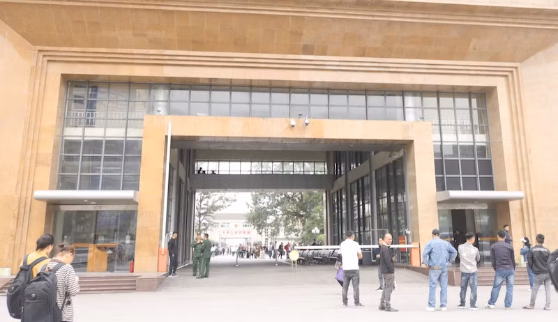 Hiện trường vụ cháy đang được lực lượng chức năng phong tỏa để điều tra nguyên nhân vụ việc.