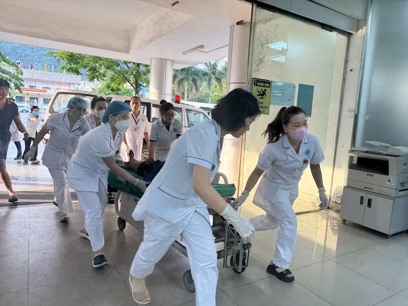 Các nạn nhân được đưa vào Bệnh viện đa khoa Cẩm Phả cấp cứu.