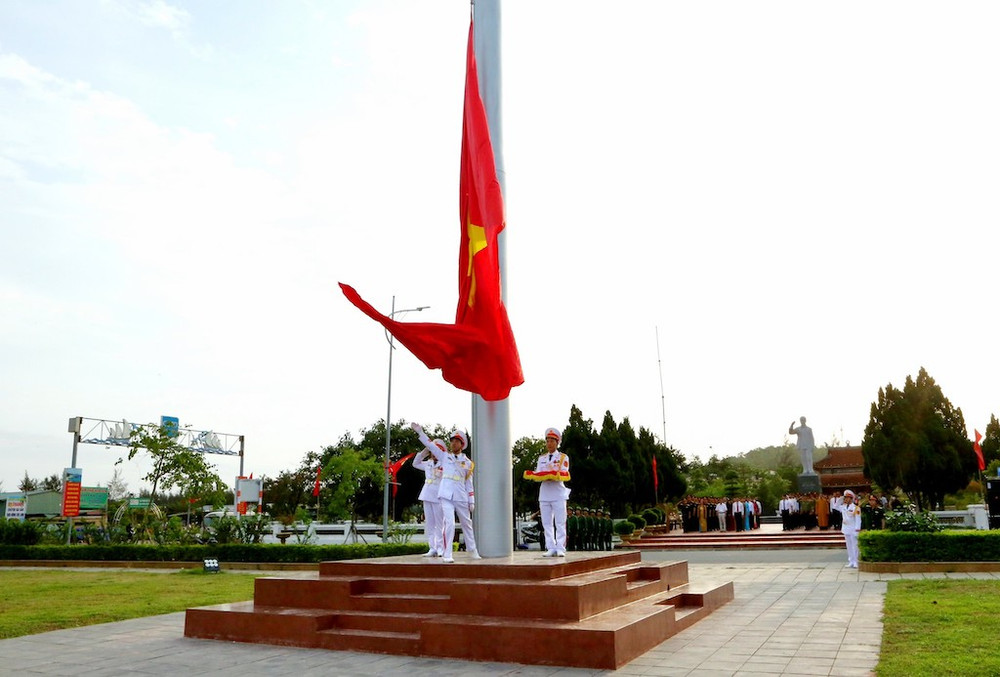 Lễ Thượng cờ trên đảo tiền tiêu Cô Tô trong sáng ngày 30/4.