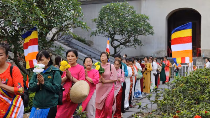 Sự thành kính, trang nghiêm của phật tử, nhân dân và du khách thập phương khi về chiêm bái xá lợi Đức Phật.