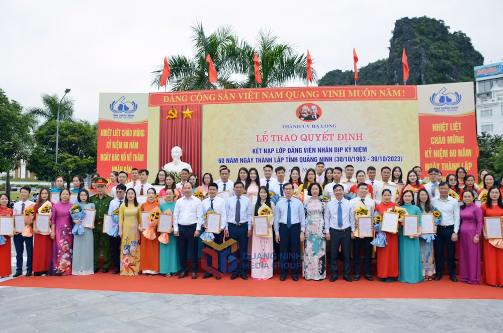 60 quần chúng ưu tú được kết nạp Đảng đúng vào dịp kỷ niệm 60 năm thành lập tỉnh Quảng Ninh.