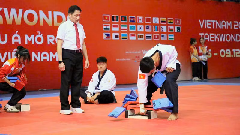 Các vận động viên thể hiện sức mạnh trong phần thi công phá.