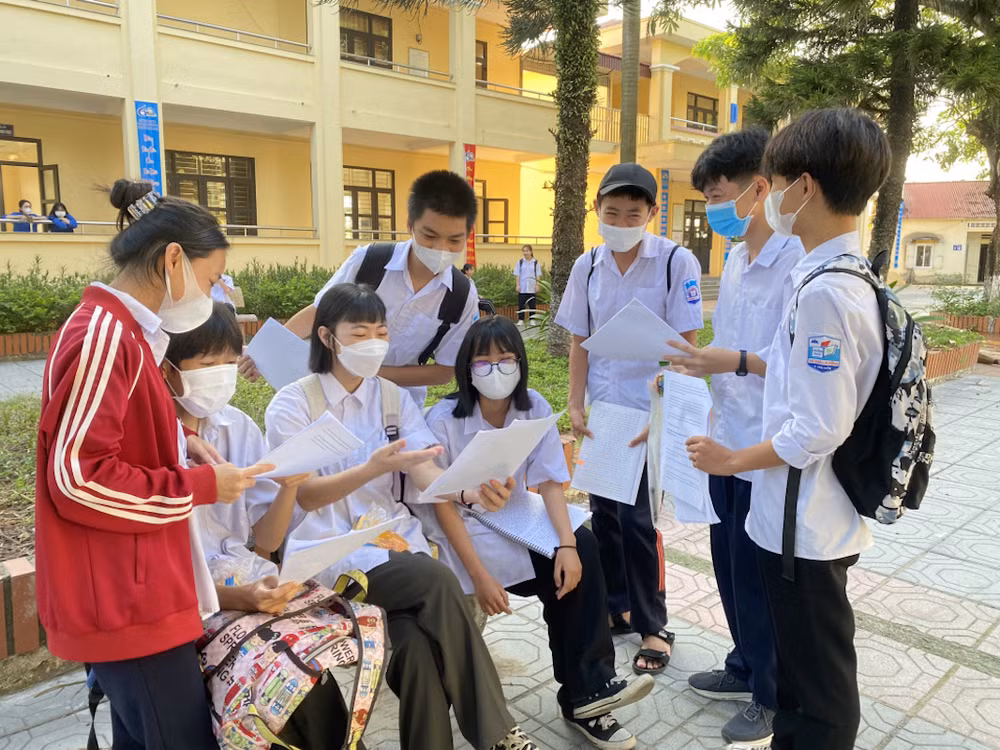 Các thí sinh trước giờ vào thi môn đầu tiên Ngữ văn trong sáng ngày 1/6 tại điểm thi Trường Trung học phổ thông Bạch Đằng, thị xã Quảng Yên.