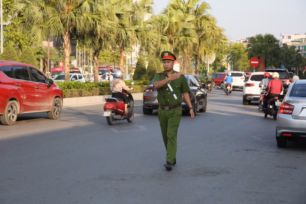 Lực lượng công an có mặt từ rất sớm điều tiết, bảo đảm trật tự an toàn giao thông tại các khu vực có điểm thi .