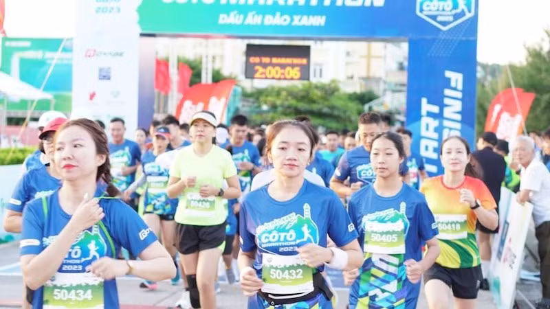 Các vận động viên tranh tài trên đường chạy.