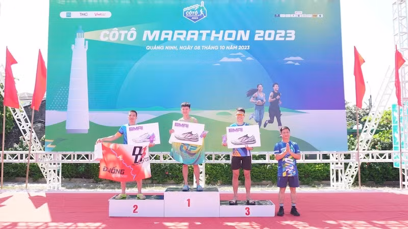 Ban tổ chức trao giải cho các vận động viên xuất sắc.