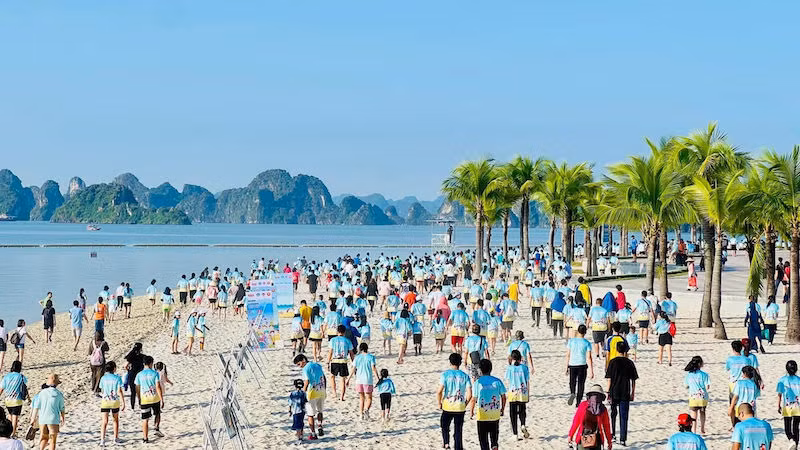Giải chạy "Tiếp sức hưởng ứng ngày ASEAN về quản lý thiên tai năm 2023" được tổ chức bên bờ Di sản Vịnh Hạ Long.