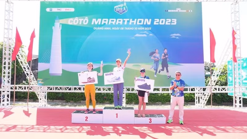 Ban tổ chức trao giải cho các vận động viên xuất sắc.