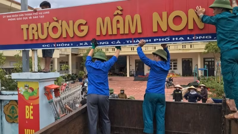 Các lực lượng ra quân khắc phục hậu quả do bão số 3 trên địa bàn thành phố Hạ Long. Các lực lượng ra quân khắc phục hậu quả do bão số 3 trên địa bàn thành phố Hạ Long.