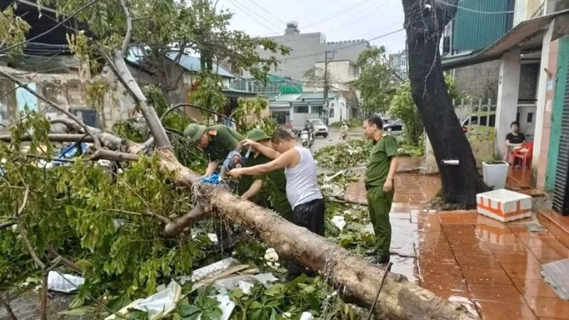 Lực lượng Công an giúp nhân dân dọn vệ sinh môi trường sau khi bão tan. Lực lượng Công an giúp nhân dân dọn vệ sinh môi trường sau khi bão tan.