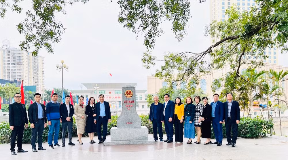 Các du khách chụp ảnh lưu niệm tại khu vực cửa khẩu quốc tế Móng cái.