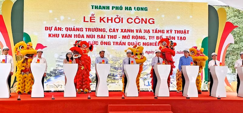 Các đại biểu bấm nút khởi công dự án.