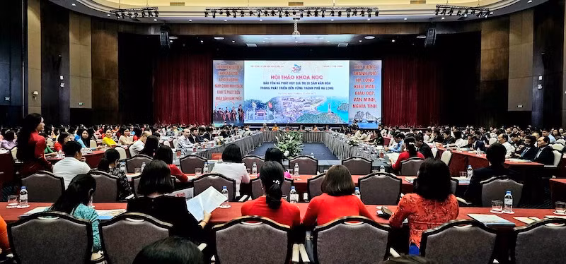 Quang cảnh Hội thảo "Bảo tồn và phát huy giá trị di sản văn hóa trong phát triển bền vững thành phố Hạ Long".