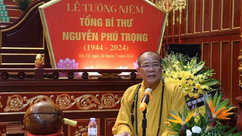 Thượng toạ Thích Đạo Hiển trình bày văn tưởng niệm.