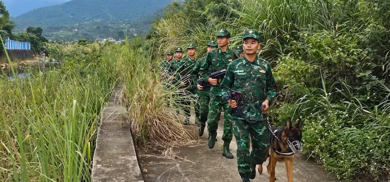 Cán bộ chiến sĩ Đồn Biên phòng Cửa khẩu Hoành Mô (Bình Liêu) trên đường tuần tra biên giới.