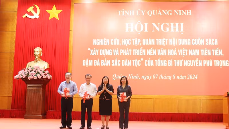 Thạc sĩ Phạm Thị Thinh, Phó Giám đốc, Phó Tổng Biên tập Nhà xuất bản Chính trị Quốc gia Sự thật trao tặng Cuốn sách "Xây dựng và phát triển nền văn hóa Việt Nam tiên tiến, đậm đà bản sắc dân tộc" của Tổng Bí thư cho tỉnh Quảng Ninh.