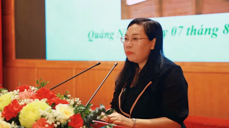 Thạc sĩ Phạm Thị Thịnh, Phó Giám đốc, Phó Tổng Biên tập Nhà xuất bản Chính trị Quốc gia Sự thật, quán triệt nội dung cuốn sách của Tổng Bí thư Nguyễn Phú Trọng.