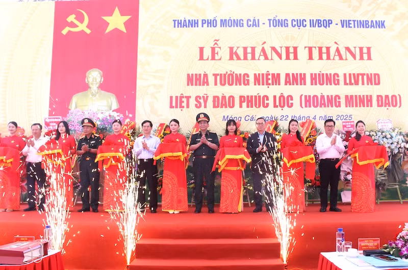 Các đại biểu thực hiện nghi thức cắt băng khánh thành nhà tưởng niệm.