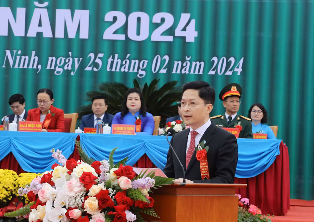 Chủ tịch Ủy ban nhân dân thành phố Cẩm Phả phát biểu chúc mừng, động viên các tân binh lên đường nhập ngũ tại buổi Lễ.