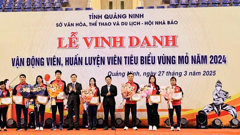 Lãnh đạo Sở Văn hóa, Thể thao và Du lịch tỉnh Quảng Ninh và Hội Nhà báo tỉnh Quảng Ninh tặng giấy khen cho các Vận động viên tiêu biểu Vùng mỏ 2024.