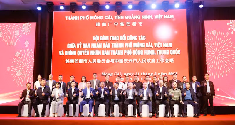 Các đại biểu chụp ảnh lưu niệm.