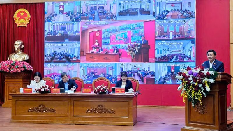 Đồng chí Nguyễn Xuân Thắng và Đoàn đại biểu Quốc hội tỉnh Quảng Ninh tại buổi tiếp xúc cử tri thành phố Cẩm Phả.