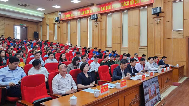 Cử tri thành phố Cẩm Phả tại buổi tiếp xúc.