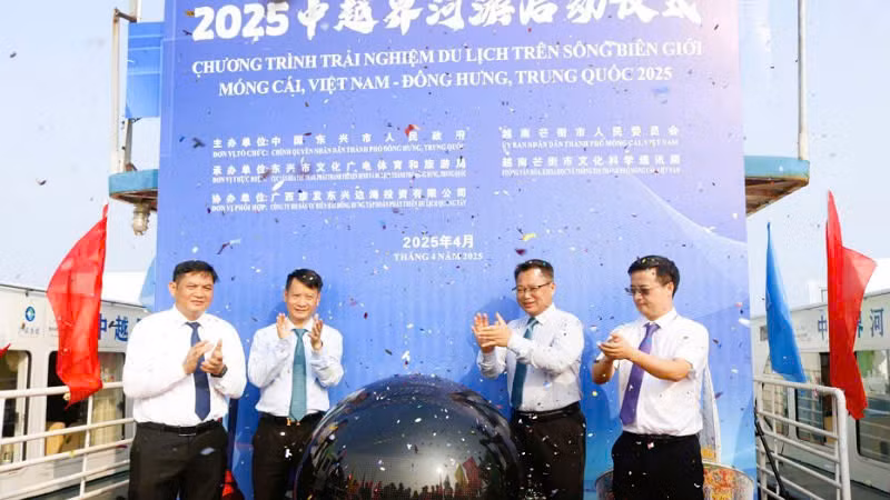 Các đại biểu nhấn nút khởi động chương trình trải nghiệm du lịch trên sông biên giới.