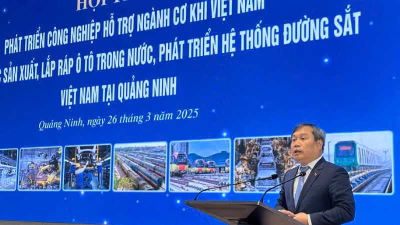 Đồng chí Vũ Đại Thắng, Ủy viên Trung ương Đảng, Bí thư Tỉnh ủy Quảng Ninh, phát biểu khai mạc hội thảo.