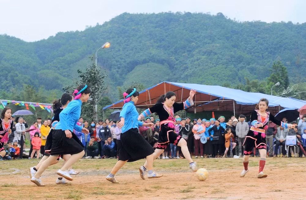 Giao lưu bóng đá nữ giữa các địa phương tại Lễ hội hoa sim biên giới năm 2021.