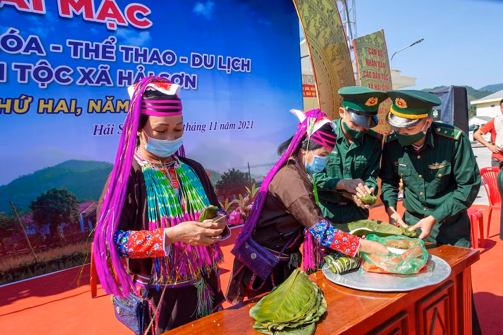 Thi gói bánh chưng tại Lễ hội hoa sim biên giới năm 2021.