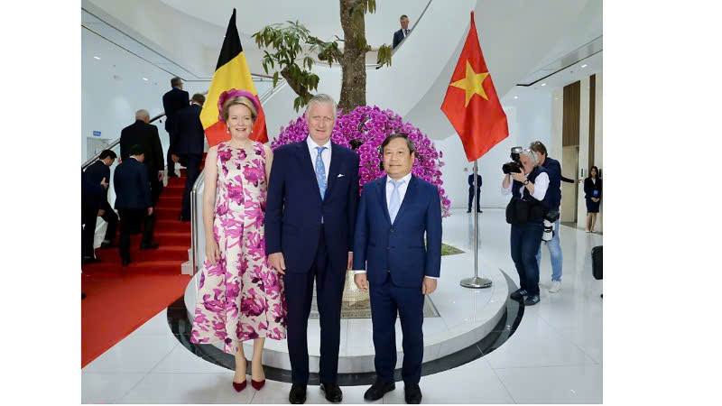 Bí thư Tỉnh ủy Quảng Ninh Vũ Đại Thắng chào mừng Nhà Vua Philippe và Hoàng hậu Mathilde. (Ảnh Trung tâm Truyền thông Quảng Ninh) Bí thư Tỉnh ủy Quảng Ninh Vũ Đại Thắng chào mừng Nhà Vua Philippe và Hoàng hậu Mathilde. (Ảnh Trung tâm Truyền thông Quảng Ninh)