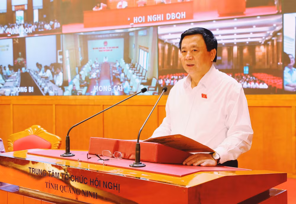 Đồng chí Nguyễn Xuân Thắng, Ủy viên Bộ Chính trị, Giám đốc Học viện Chính trị Quốc gia Hồ Chí Minh, Chủ tịch Hội đồng Lý luận Trung ương phát biểu tại buổi tiếp xúc với cử tri Quảng Ninh.