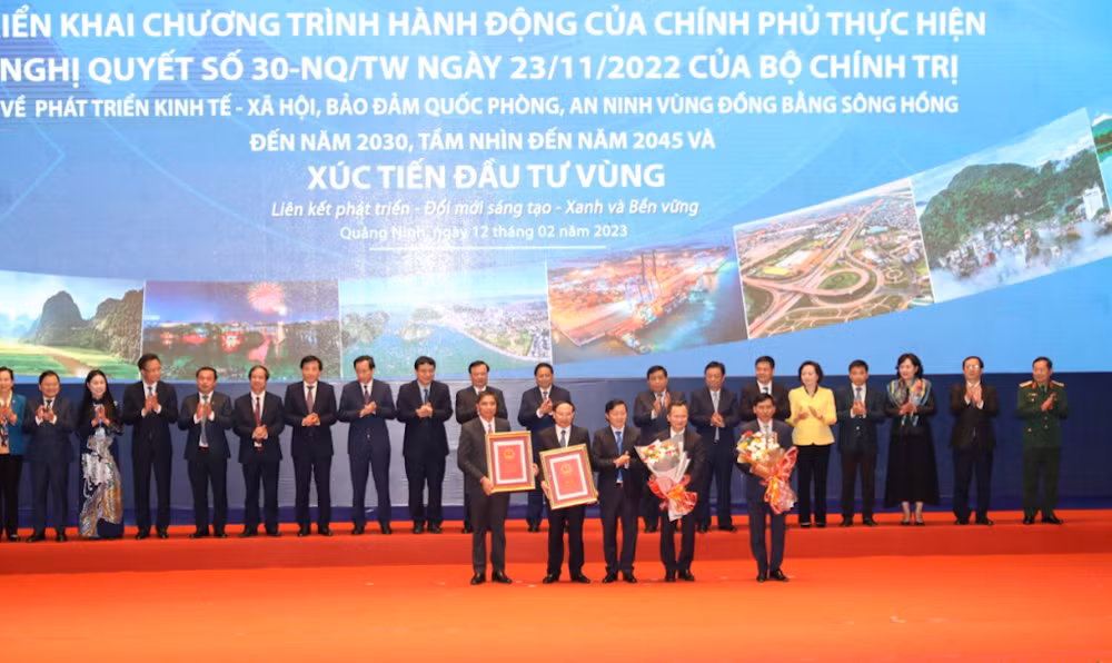 Phó Thủ tướng Trần Hồng Hà trao Quy hoạch tỉnh Quảng Ninh và Quy hoạch chung thành phố Hạ Long.