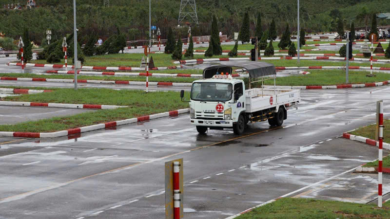 Công an tỉnh Quảng Ninh tổ chức kỳ thi sát hạch lái xe đầu tiên | Báo Nhân  Dân điện tử
