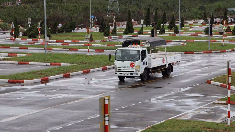 Các học viên thực hiện phần thi thực hành trên sân sa hình.