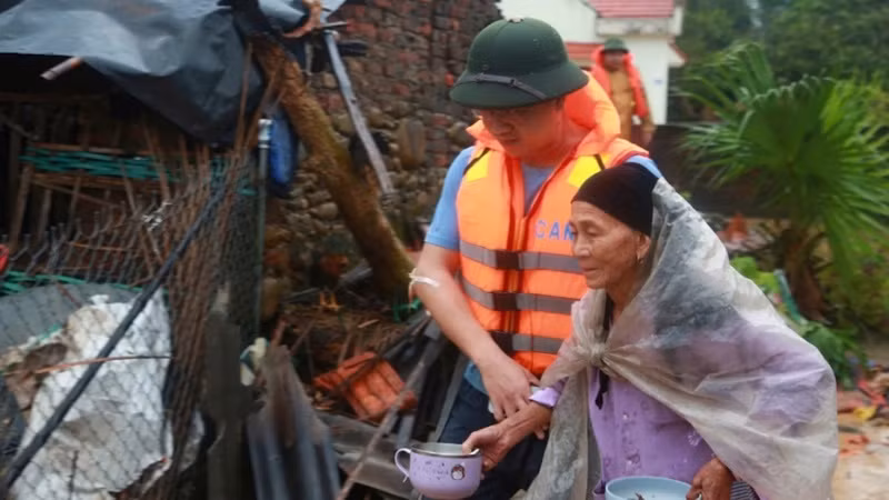 Lực lượng vũ trang huyện Tiên Yên giúp đưa nhân dân xã Đông Hải đến nơi an toàn.