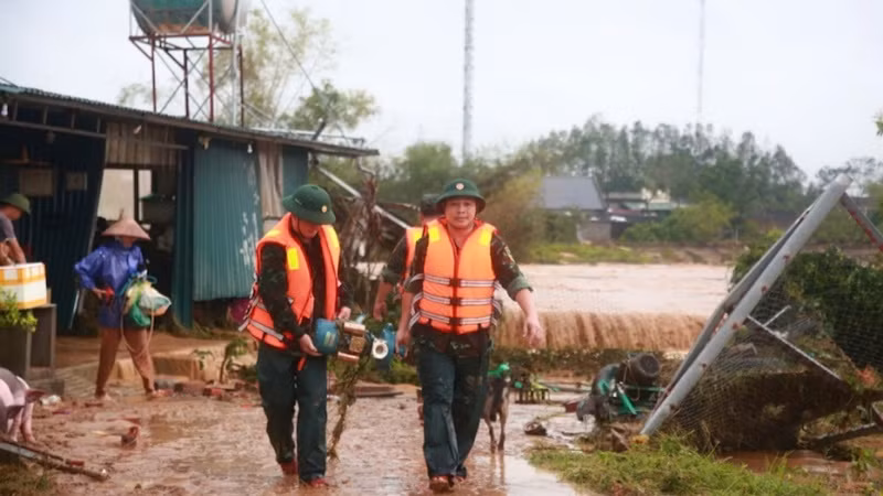 Cán bộ, chiến sĩ Bộ Chỉ huy Quân sự huyện Tiên Yên giúp nhân dân xã Đông hải chuyển tài sản đến nơi an toàn.