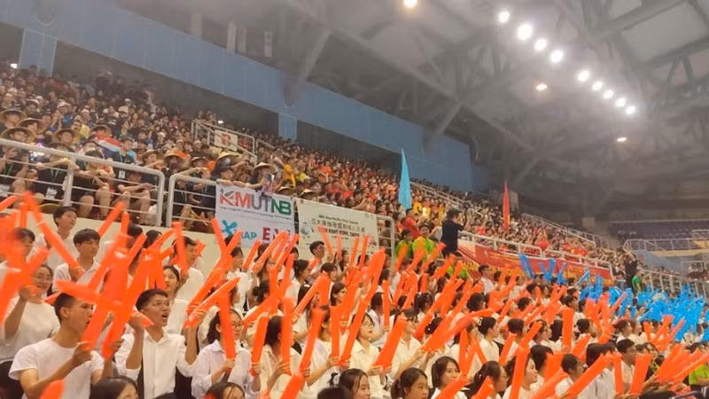 Màn rượt đuổi kịch tính của các trận đấu giữa các đội tuyển luôn nhận sự cổ vũ nhiệt tình của các cổ động viên. Màn rượt đuổi kịch tính của các trận đấu giữa các đội tuyển luôn nhận sự cổ vũ nhiệt tình của các cổ động viên.