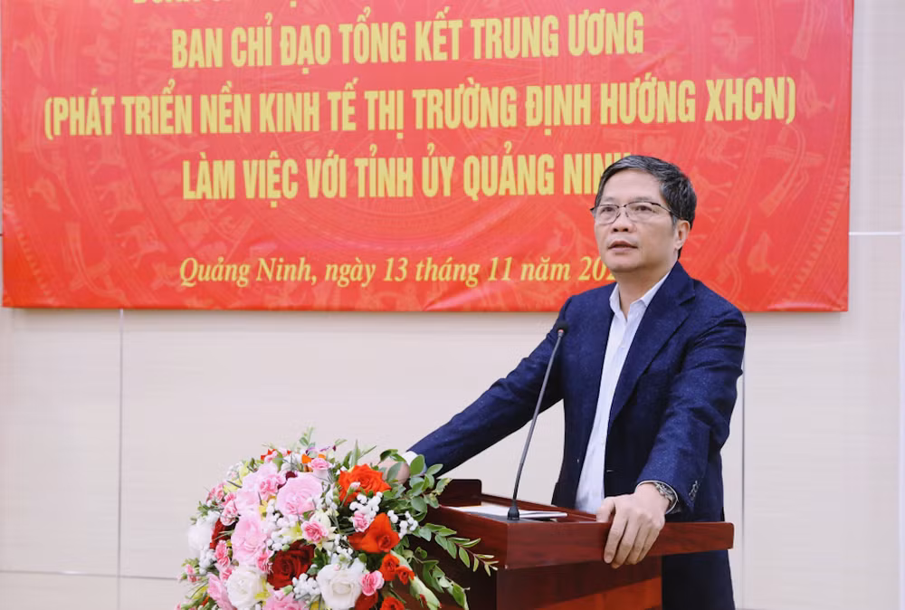 Đồng chí Trần Tuấn Anh, Ủy viên Bộ Chính trị, Trưởng Ban kinh tế Trung ương phát biểu tại buổi làm việc với Tỉnh ủy Quảng Ninh.