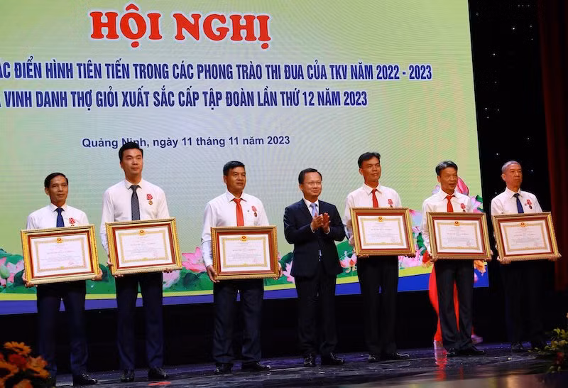 Quyền Chủ tịch Ủy ban nhân dân tỉnh Quảng Ninh Cao Tường Huy trao tặng Huân chương lao động hạng 3 cho các cá nhân có thành tích xuất sắc.