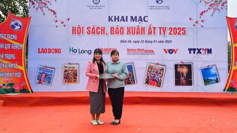 Đại diện Nhóm từ thiện Quảng Ninh thân yêu tặng máy vi tính cho Hội người mù huyện Đầm Hà.