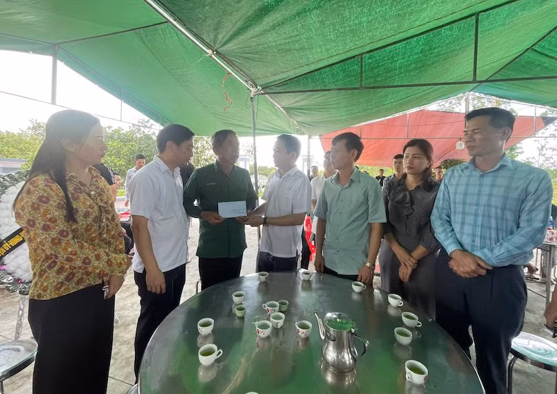 Lãnh đạo huyện Hải Hà đến thăm hỏi, động viên và trao tiền hỗ trợ cho gia đình các nạn nhân.